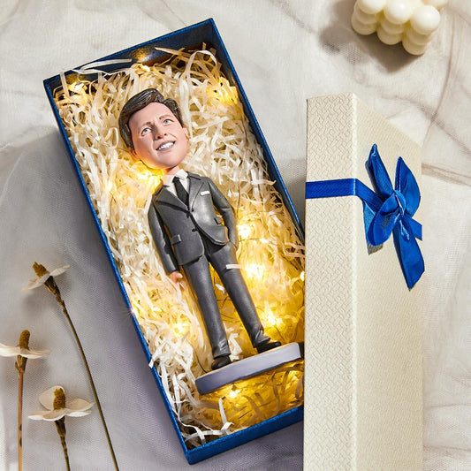 Sorgfältig verpackte Wackelfigur im Versandkarton